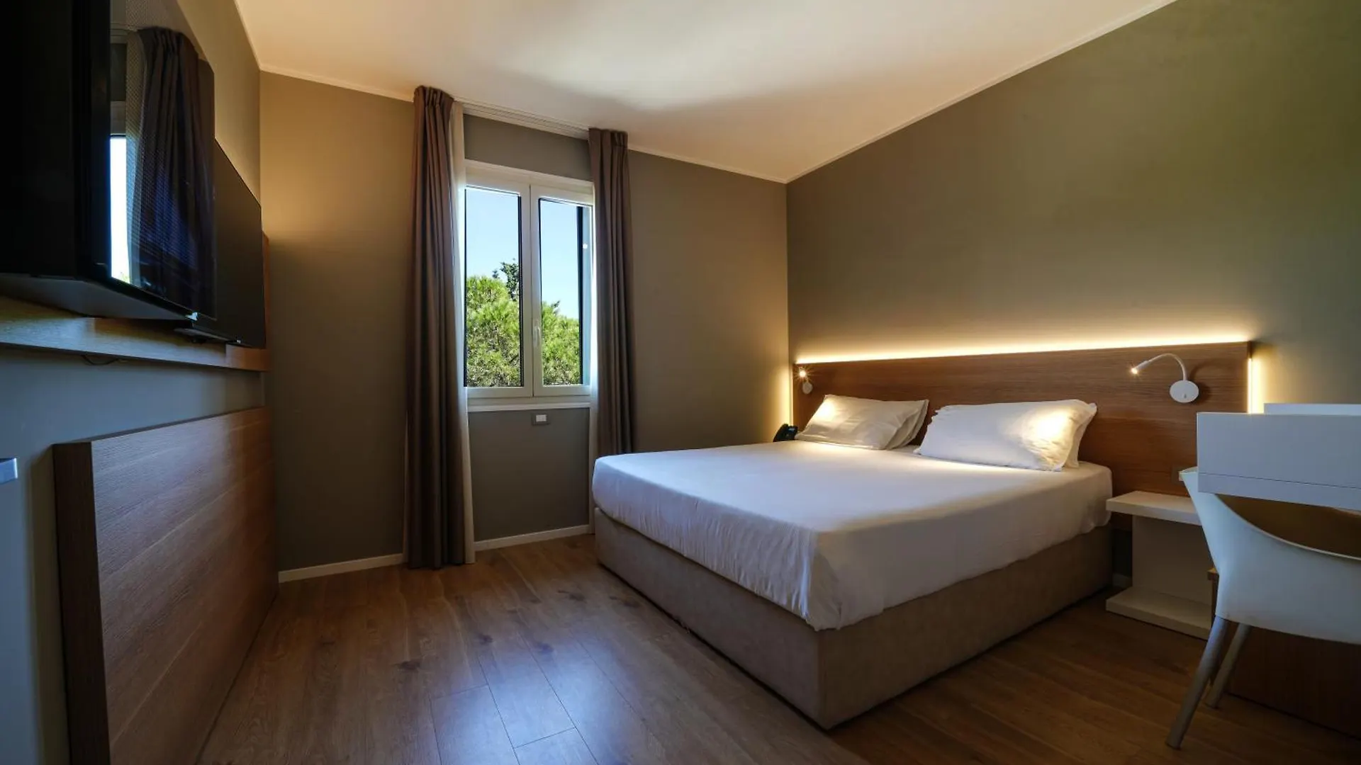 Hotel Club Lacona 4*,  Italy